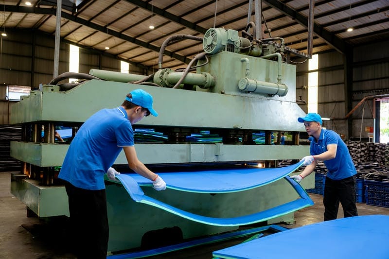 EVA giúp chuẩn hóa quy trình gia công, từ cắt CNC đến ép khuôn và dán