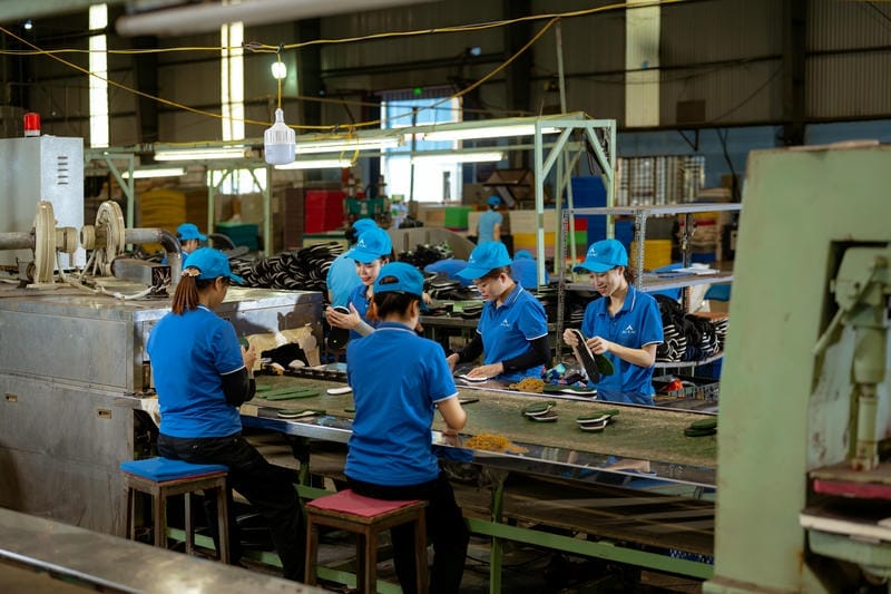 EVA có tỷ trọng thấp, thường từ 0.03 đến 0.30 tấn/m3 tùy công thức và mục