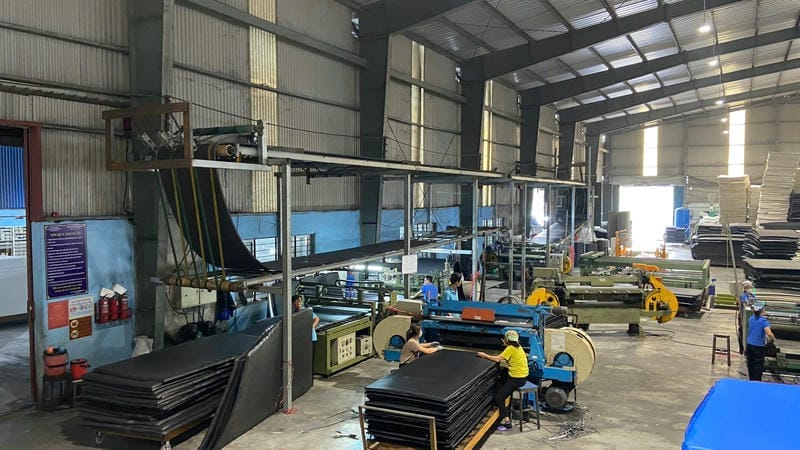Trong phụ kiện giày dép, EVA được dùng cho miếng lót, đệm gót, lớp trung gian
